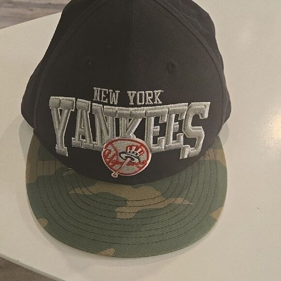 New Era Black and Camouflage New York Yankees Hat - Picture 1 of 6